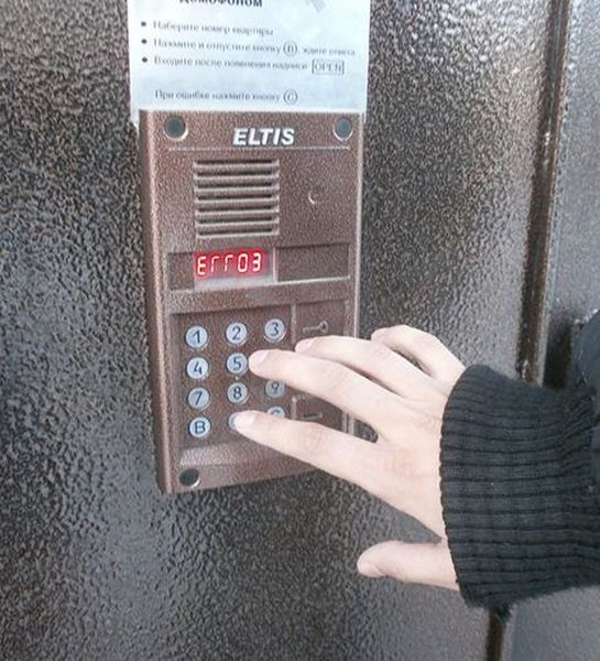 Домофоны подъездов Москвы могут оснастить тревожными кнопками и системами оповещения о ЧС