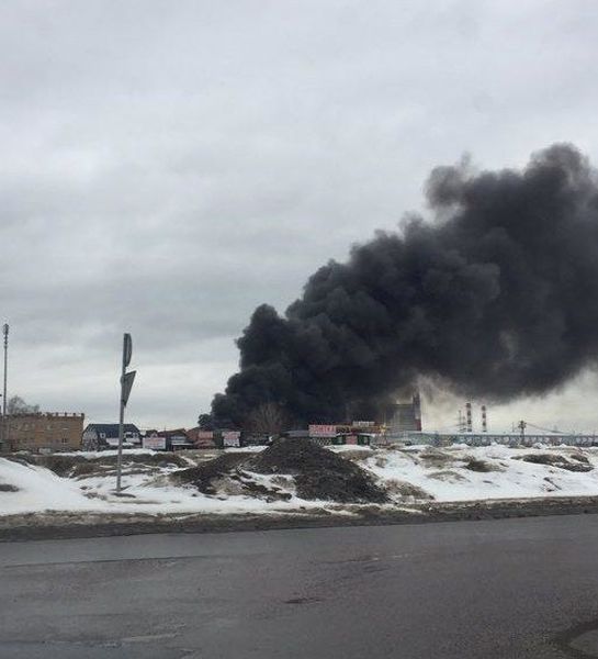 Сильный пожар произошел на складе стройматериалов на окраине Москвы