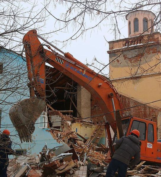 В Ижевске проходит демонтаж старого здания пожарной части