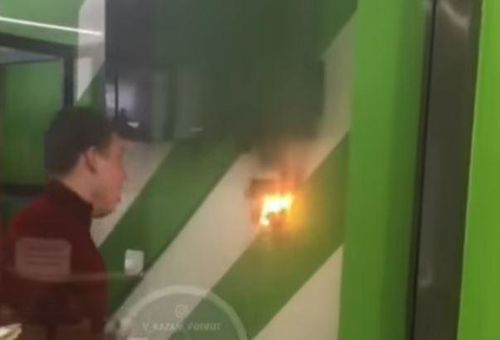 Студент Казанского архитектурно-строительного университета пытается потушить загоревшуюся в столовой вуза электропроводку
