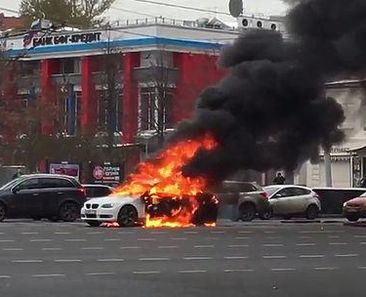 На Садовом кольце в Москве горит автомобиль