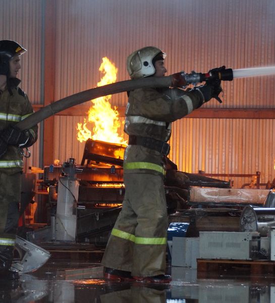 В Самаре продолжается тушение пожара на складе с лакокрасочной продукцией