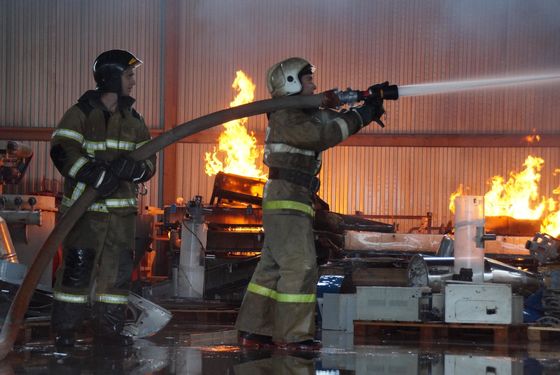 В Самаре продолжается тушение пожара на складе с лакокрасочной продукцией