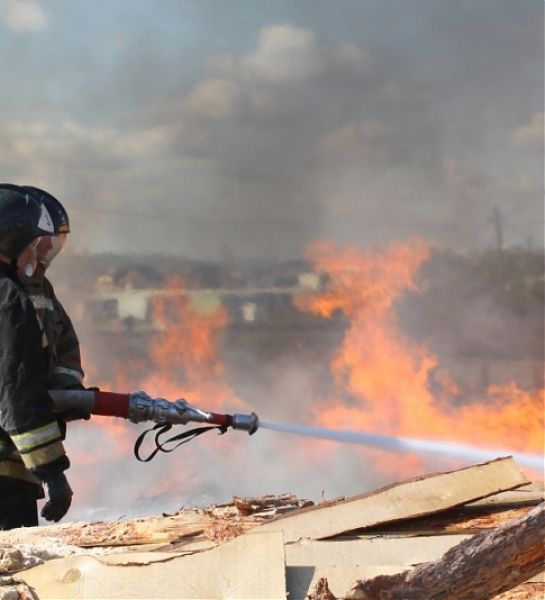 Крупный пожар произошел на иркутском лесоперерабатывающем предприятии
