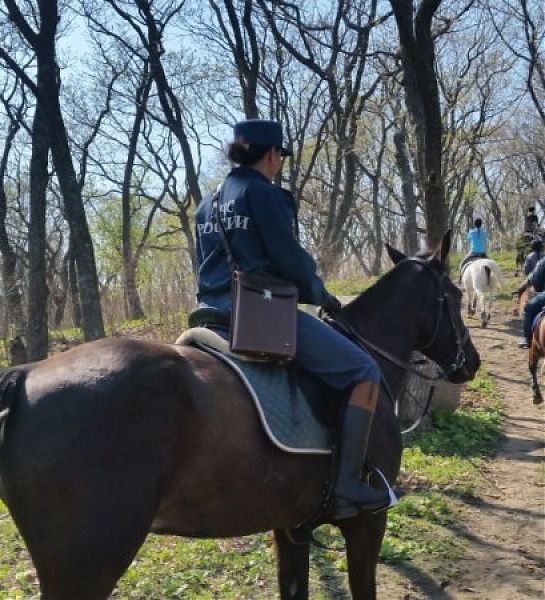 На Дальнем Востоке сотрудники госпожнадзора проводят конные рейды для информирования населения