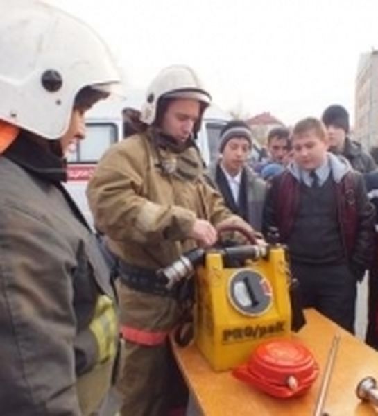 В Нижневартовске горожанам продемонстрировали технику пожарных и аварийно-спасательное оборудование