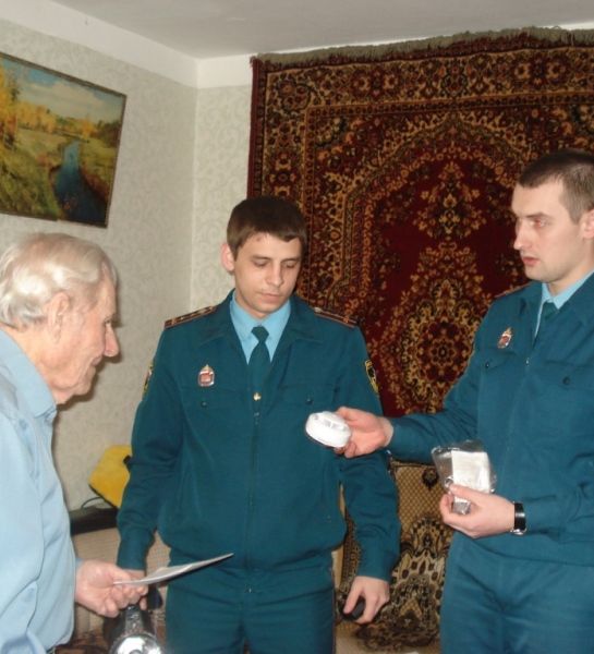 Пожарные навестили ветеранов Великой Отечественной войны в Сургуте