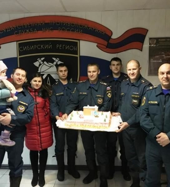 Cпасенные из пылающего дома люди отблагодарили пожарных и подарили им торт