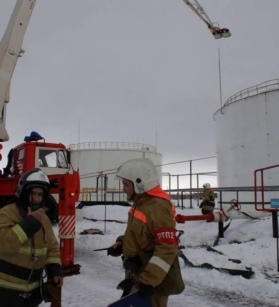 Пожарные на учениях успешно потушили нефтяной резервуар