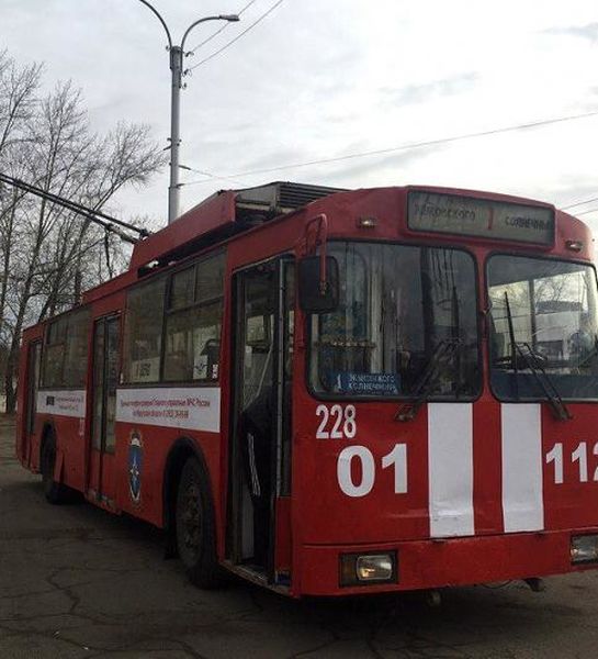На маршрут в Иркутске вышел троллейбус, стилизованный под пожарную технику