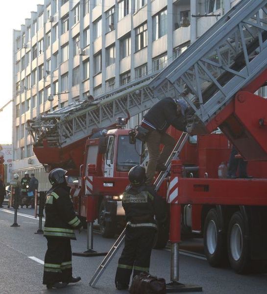 Владивостокские пожарные спасли 56 человек из многоквартирного дома