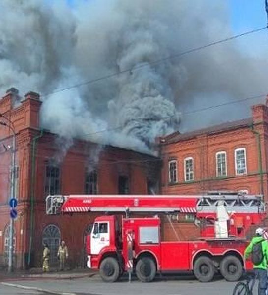 В центре Казани произошел пожар сразу в  двух исторических зданиях