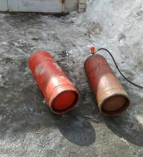 Челябинские пожарные вытаскивали баллоны с газом из огня 