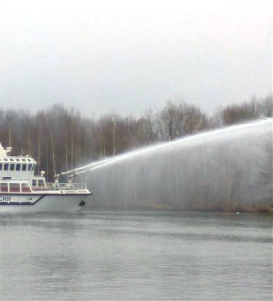 Пожарные показали на что способен пожарно-спасательный корабль «Полковник Чернышев»