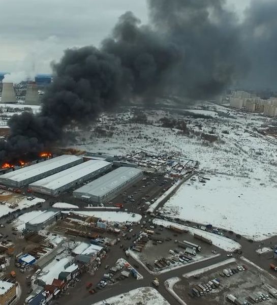 Ликвидация крупного пожара на складе в Мытищах заняла больше суток