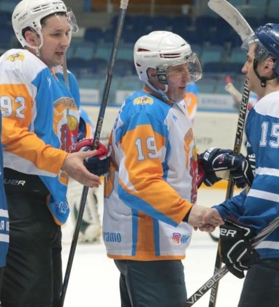 Сотрудники МЧС и МВД сыграли товарищеский хоккейный матч в Мытищах