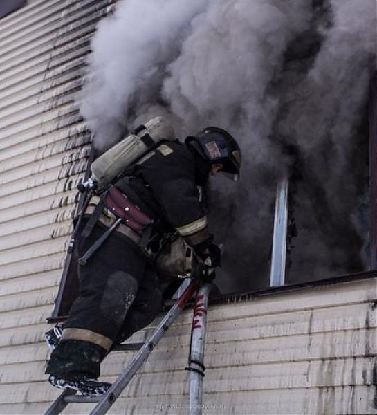 В Новосибирске из горящей комнаты спасли 