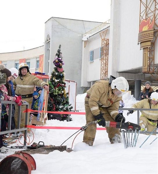Пожарные в Череповце показали представление «Лёд и пламя»