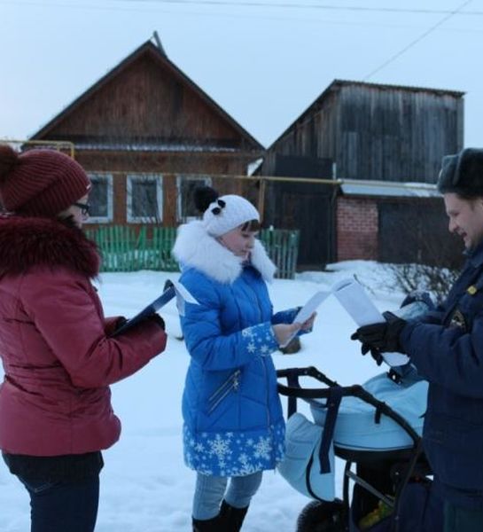 Пожарные в Свердловской области ответили на вопросы горожан в ходе профилактических рейдов