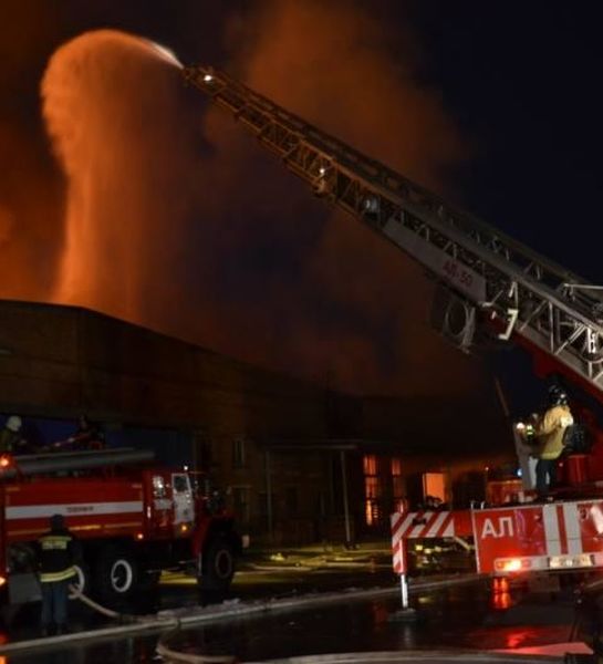 В Екатеринбурге потушен крупный пожар на складе бытовой химии и пиротехнических изделий