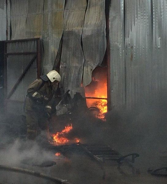 Пожарные опубликовали видео тушения пожара на складе в Воронеже