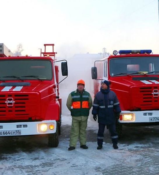 Омский нефтезавод передал сельским районам области пожарные машины
