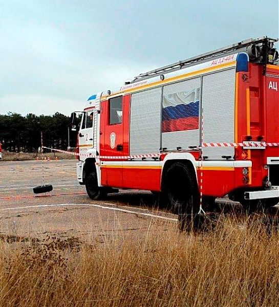 Водители пожарных машин показали мастерство в скоростном маневрировании