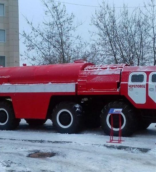 У здания пожарной части в Череповце установили памятник необычной пожарной машине