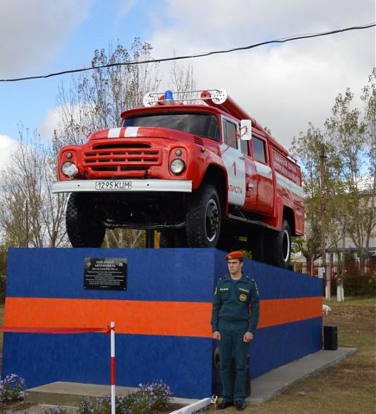 В Калмыкии открыли памятник пожарному автомобилю