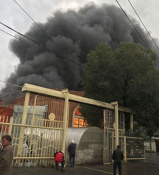 Крупный пожар на мебельной фабрике в Ульяновске