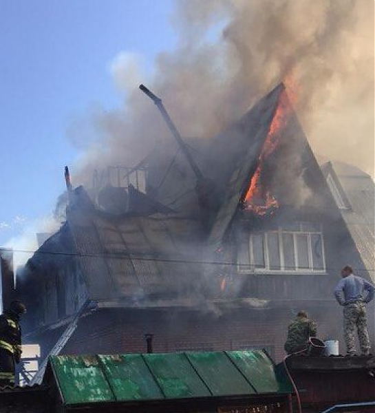 Дом престарелых в Красноярске загорелся из-за соседской бани