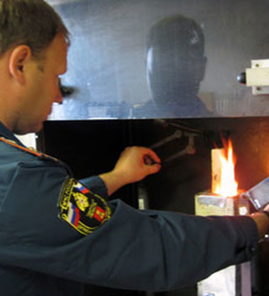 Эксперты испытательной пожарной лаборатории проводят проверки объектов