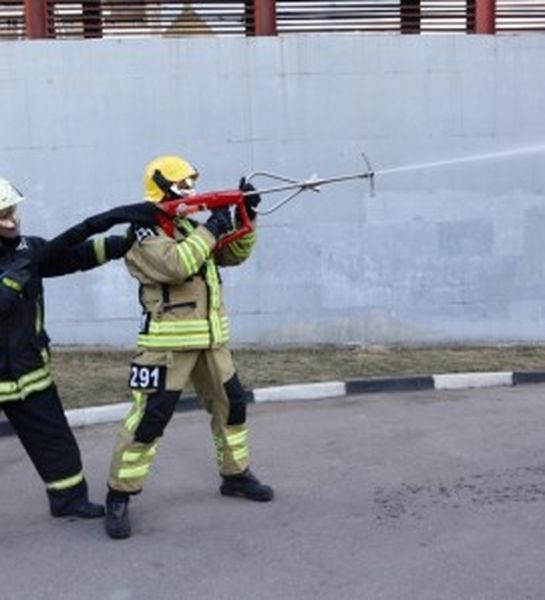 На территории Ульяновского высшего авиационного училища гражданской авиации продемонстрировали работу инновационной установки для тушения пожара 