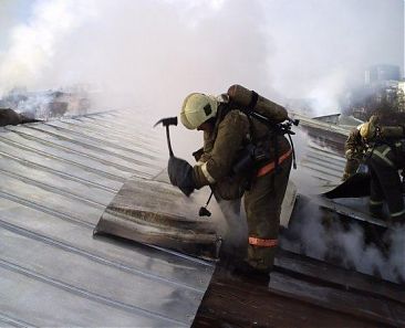 Пожарные на крыше