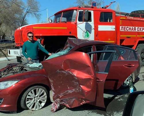 В Оренбурге пожарный Урал переехал легковой автомобиль