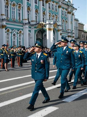 На Дворцовой площади Санкт-Петербурга состоялся выпуск специалистов университета ГПС МЧС России