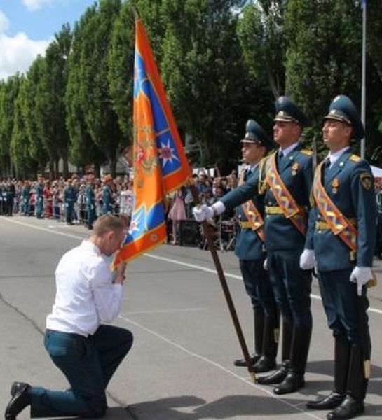 Очевидцы засняли на видео парад выпускников института МЧС в Воронеже на внедорожниках