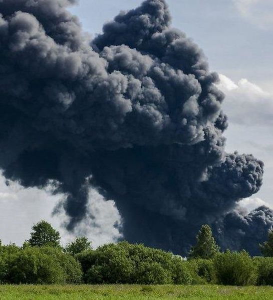 Крупный пожар в Юрмале на сортировочной станции отходов локализован