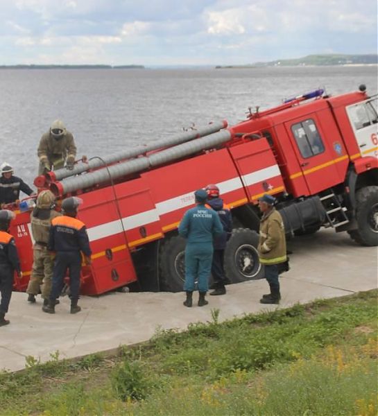 В Саратове на набережной пожарная машина провалилась под землю