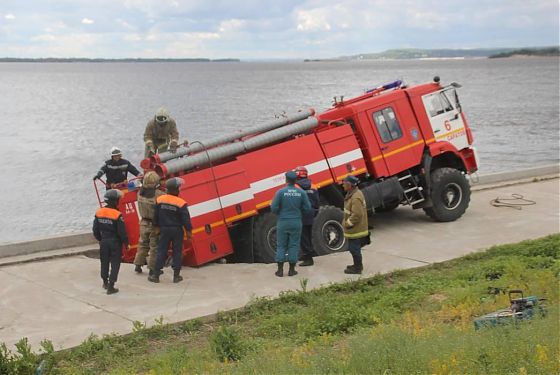 В Саратове на набережной пожарная машина провалилась под землю