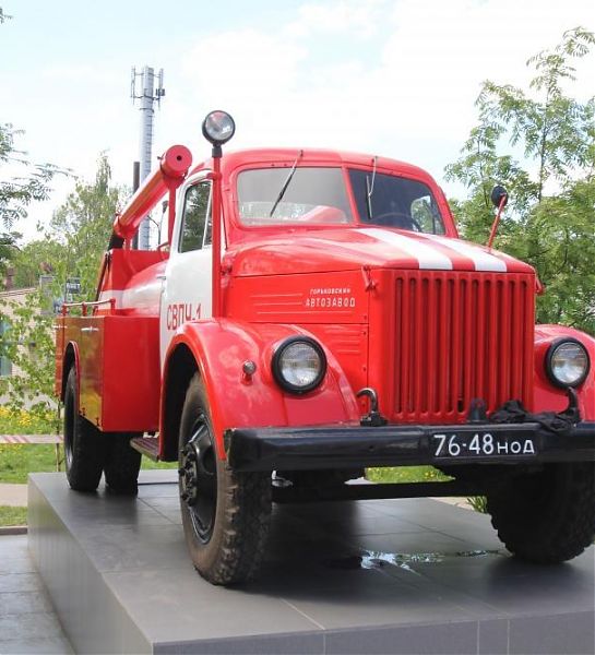 На территории ГУ МЧС России по Новгородской области установили раритетную пожарную машину