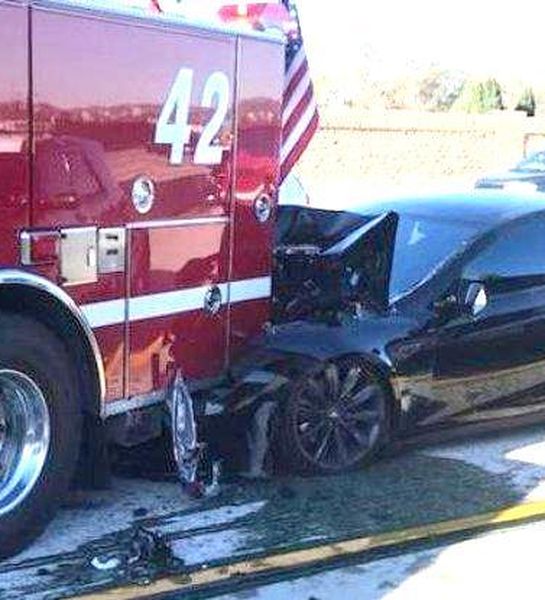 В США легковая машина на автопилоте врезалась в пожарный автомобиль