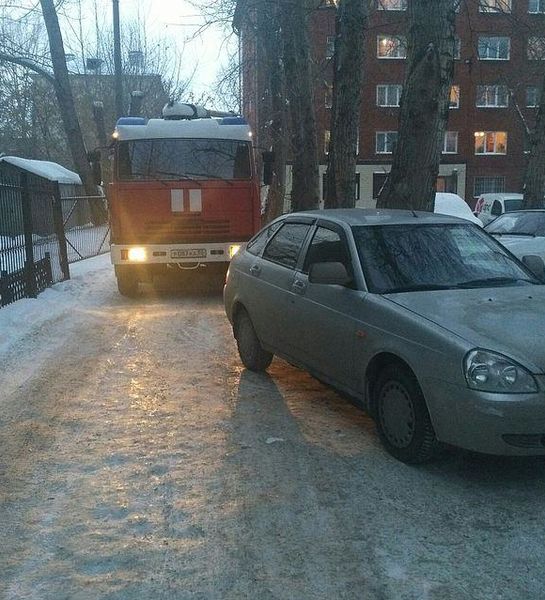 В Омске огнеборцы не могли добраться до места ЧП из-за машины поперек дороги