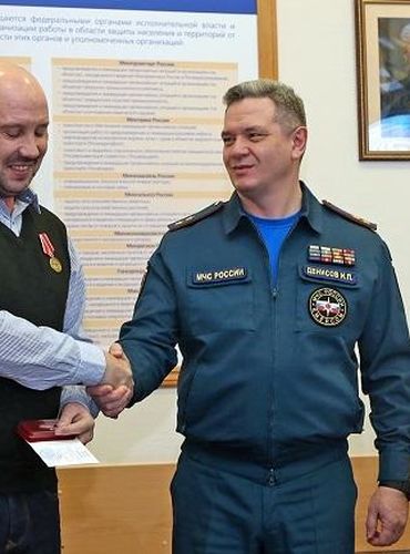 В Москве наградили мужчину, организовавшего спасение детей во время пожара на востоке столицы