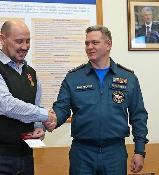 В Москве наградили мужчину, организовавшего спасение детей во время пожара на востоке столицы