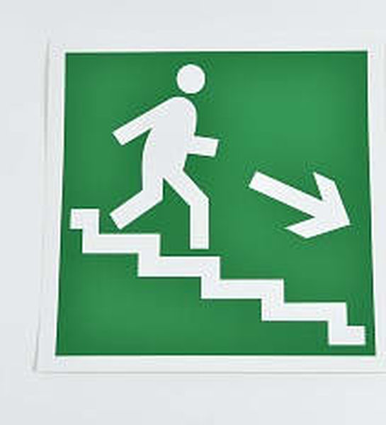 Знак 'Направление к выходу по лестнице вниз (направо)' (ГОСТ Р 12.4.026-2001) 200х200 мм