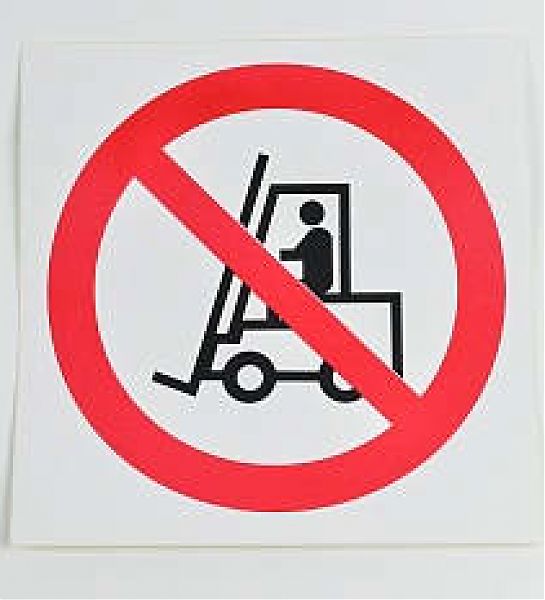 Знак 'Запрещается движение средств напольного транспорта' (ГОСТ Р 12.4.026-2001) 200х200 мм