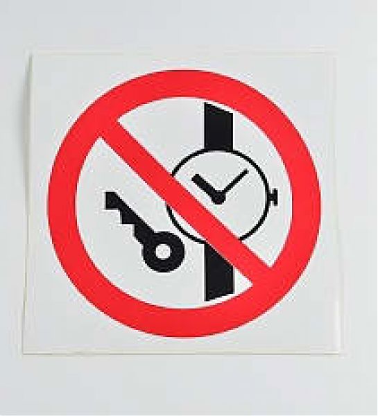 Знак 'Запрещается иметь при (на) себе металлические предметы' (ГОСТ Р 12.4.026-2001) 200х200 мм
