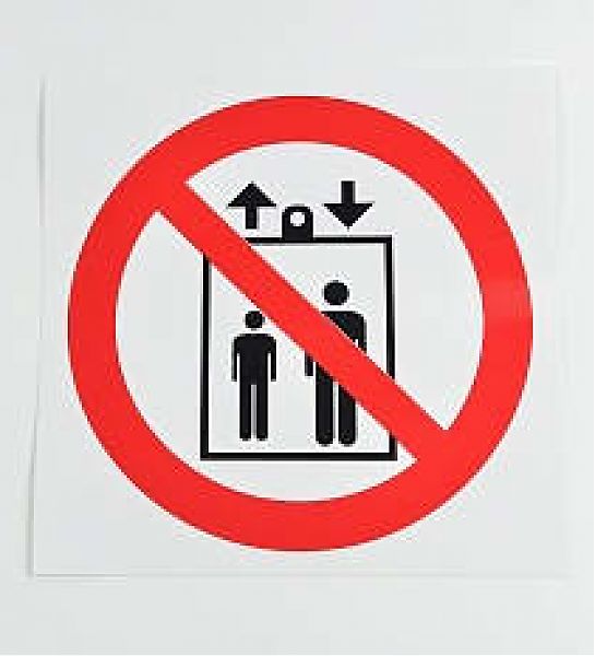 Знак 'Запрещается пользоваться лифтом для подъема (спуска) людей' (ГОСТ Р 12.4.026-2001) 200х200 мм