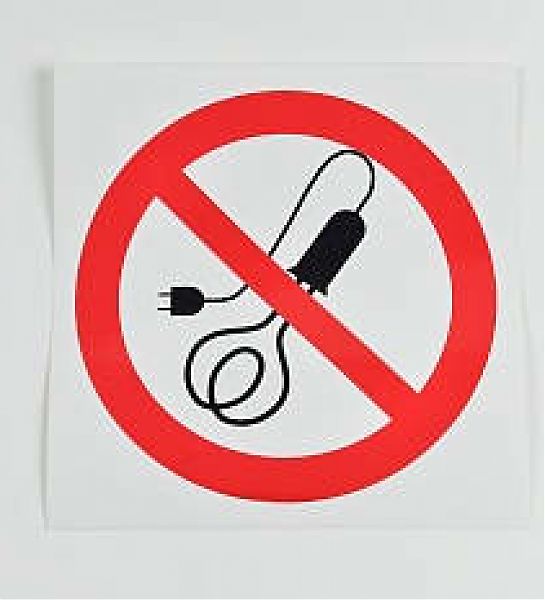 Знак 'Запрещается применять нагревательные электроприборы' (ГОСТ Р 12.4.026-2001) 200х200 мм